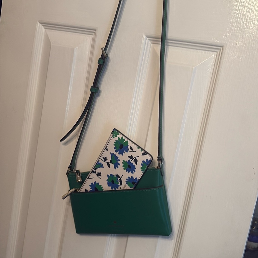 NWOT Kate Spade crossbody w adjustable shoulder strap Kelly green w zipper pouch